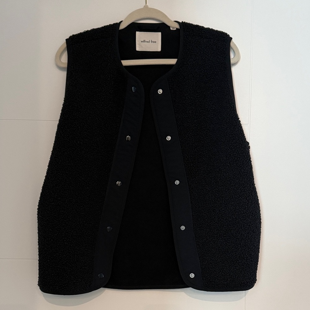 Aritzia Wilfred Black Sherpa Snap-Front Vest